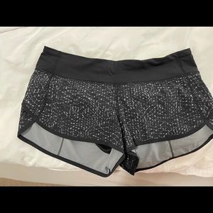 Lululemon 2.5” black/grey/white shorts